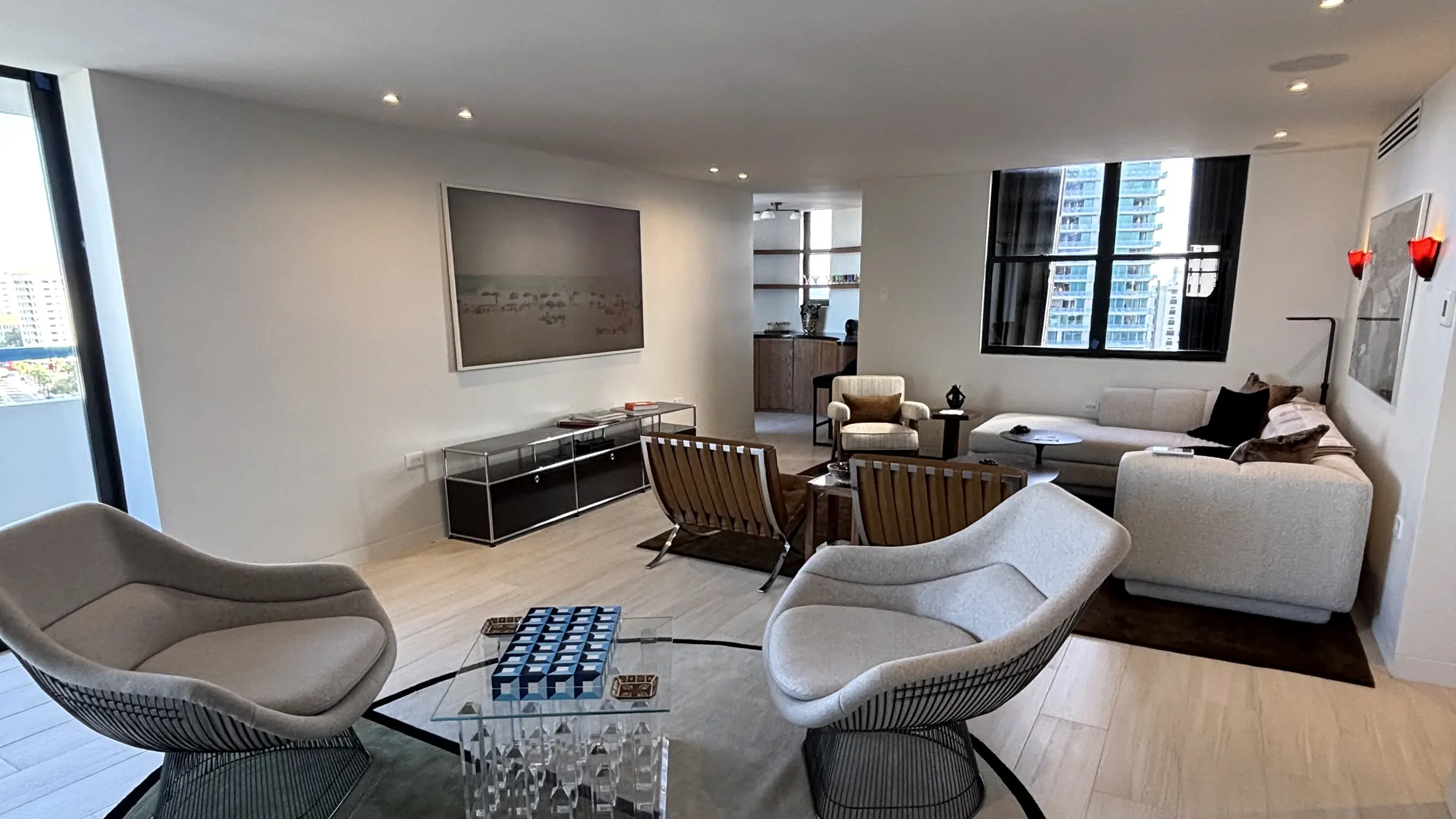 Sala abierta de un penthouse en San Juan, construida por Planet Construction